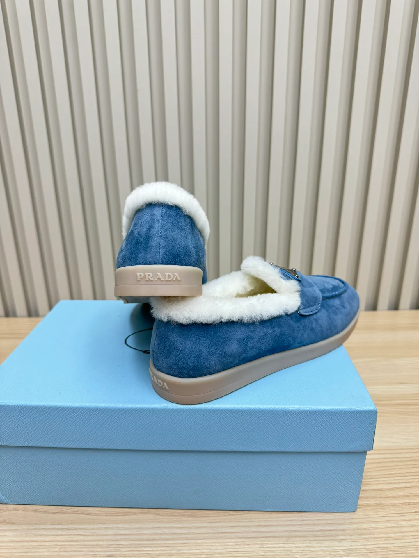 p580 Prada couple loafers｜Winter warmth and good looks at the same time online❄️👫 This is the C position of the shoe cabinet this autumn and winter! Prada's new couple's loafers are high-end yet still stylish~ ✨Imported frosted cowhide fabric, exquisite texture and high-end at first glance 🐑Australian imported sheepskin fur integrated lining, maximum warmth retention! It is also super warm to wear in winter in the north. 🔺The classic triangle logo embellishes the upper, which is simple and elegant, with perfect recognition. 💯Original TPU absorbent film outsole, non-slip, wear-resistant and durable. A must-have item for couples to go out on the street! The upper foot instantly enhances the overall outfit level, whether it is paired with a coat or a down jacket, it looks great ~ #Prada Loafers #coupleshoesrecommend #wintermusthaveshoes #luxurywear Outfit Fabric: Imported two-layer frosted cowhide Lining: Sheepskin imported from Australia One piece Outsole: Original Tpu absorbent film outsole Female size: 35~41 (customized in 41) Male size: 39~45 (customized in 45)